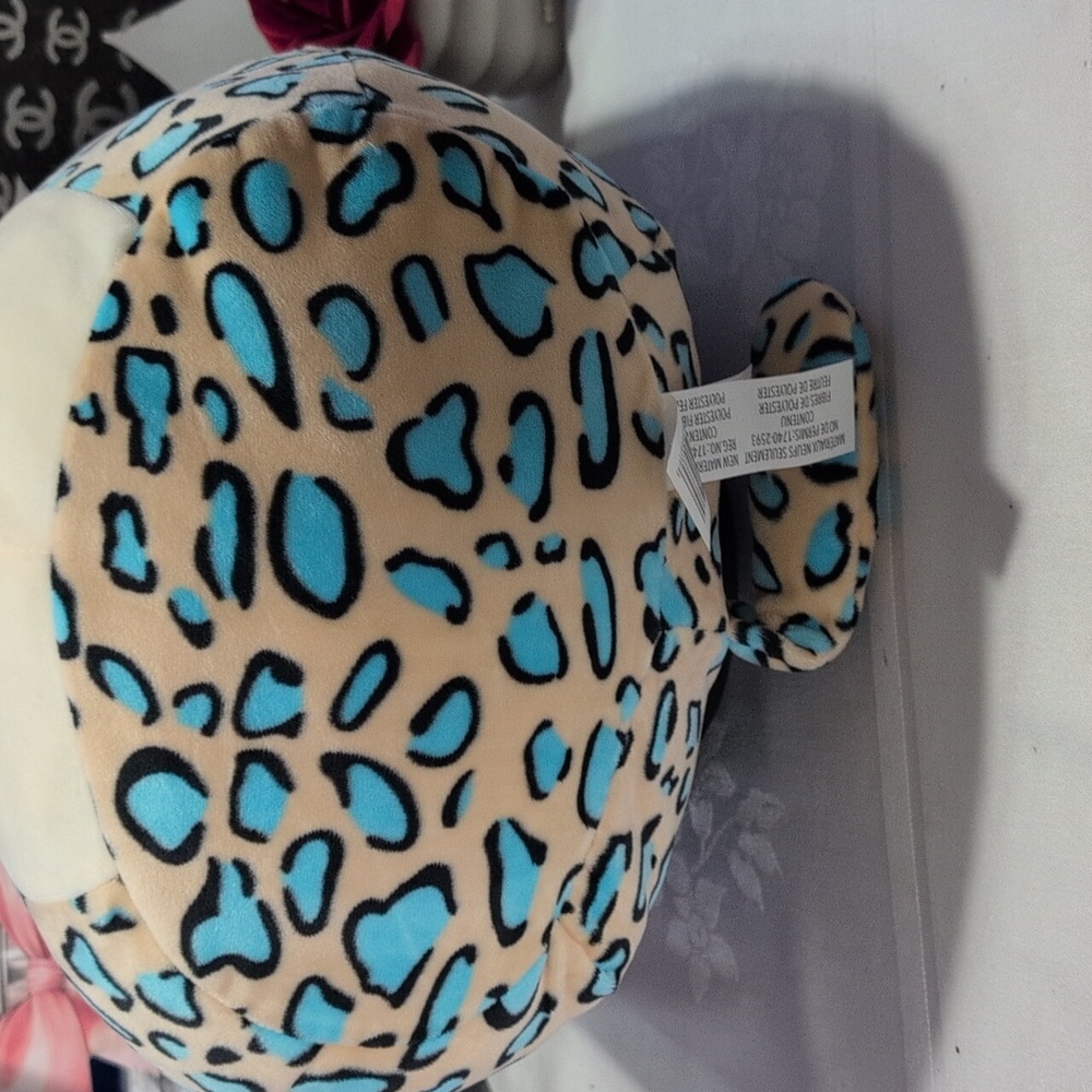 Squishmallows - 16" Emango The  Leopard Plush with Blue and Pink Hearts - Picture 6 of 7